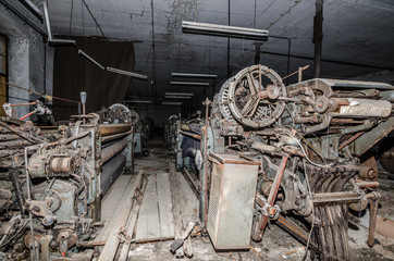 viele alte webmaschinen in spinnerei