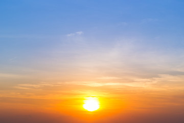 Obraz premium Widok na tle porannego słońca.