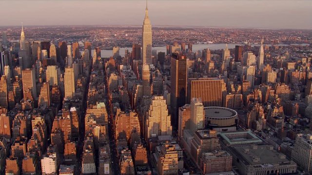 Flight pivoting around the Empire State Building. Shot in 2006.
