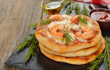 Mini pizza with shrimp and rosemary