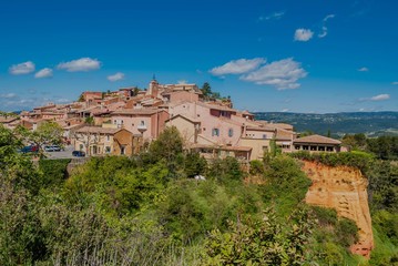 Fototapeta na wymiar Sentier des ocres et village de Roussillon, vaucluse.