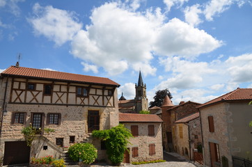 Fototapeta na wymiar Cité médiévale du Crozet et maison du Connétable
