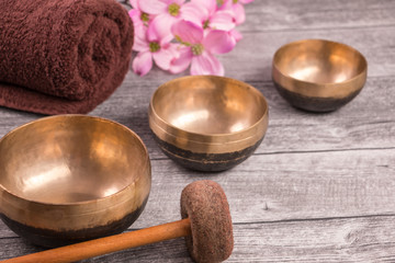 Drei Klangschalen Wellness