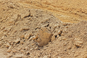 The clay for the manufacture of building bricks and roof tiles