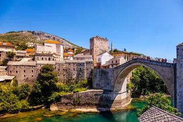Papier Peint photo Stari Most Le vieux pont de Mostar avec la rivière émeraude Neretva. Bosnie Herzégovine.