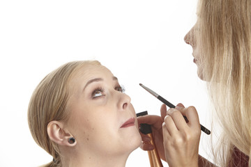 Make-Up - Sie pudert ihrer Freundin das Gesicht