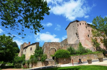 Fototapeta na wymiar Vestiges et remparts du village médiéval, Saint-Haon-le-Châtel,