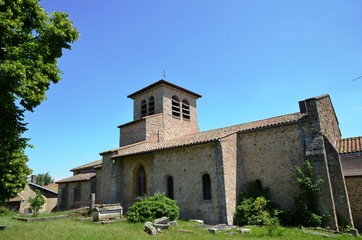 Fototapeta na wymiar Eglise romane de Saint-Haon-le-Châtel