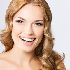 Naklejka premium Young cheerful smiling woman, on gray