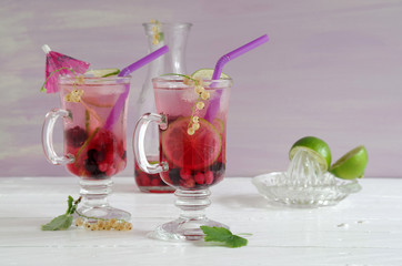 eisgekühlte Limonade mit verschiedenen Beeren und Limette