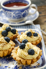 Cupcakes with vanilla cream and blueberries