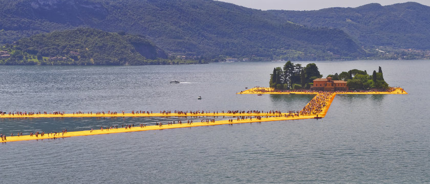 lago iseo progetto the floating piers sulzano isola san paolo provincia di brescia lombardia italia europa iseo lake sulzano lombardy italy europe