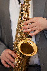 Obraz premium Saxophone musician in his hands closeup