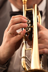Obraz premium Hands closeup of a musician playing a trumpet