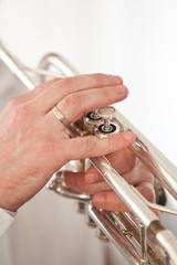 Obraz premium The trumpet in the hands of the musician closeup