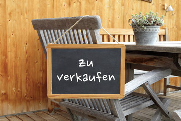 Schild mit Aufschrift: zu verkaufen
