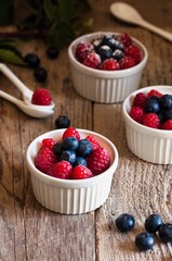 stampi in ceramica con dessert ai frutti di bosco 