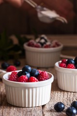 dessert ai frutti di bosco cosparsi di zucchero a velo