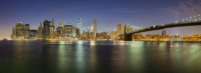 Obraz premium Manhattan Skyline Panorama At Night