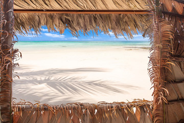 fenêtre de paille et vue sur plage de l'île Maurice 