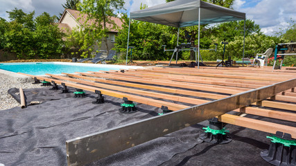 construction terrasse autour d'une piscine