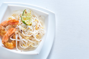 Rice noodles with shrimps and bean sprouts