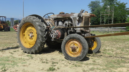 Obraz premium Old wheeled tractor used for threshing