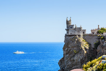 Fototapeta na wymiar замок Ласточкино гнездо, символ полуострова Крым, Черное море