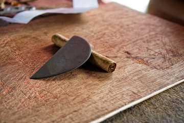 Zigarre mit Rundmesser und Schneidbrett, Kuba