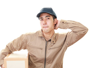 疲れた表情の宅配人