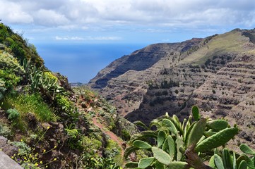 Kanareninsel La Gomera - Blick über die Berge ins Valle Gran Rey und auf das Meer
