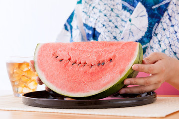 スイカを食べる浴衣の女性