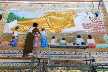 Obraz premium BAGO, MYANMAR - APRIL 2016: Shwethalyaung buddha the giant reclining was closed for repairs in Bago, Myanmar 4 April 2016.