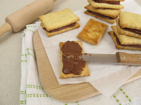 Mit Schokoladencreme gef&uuml;llte Kekse
