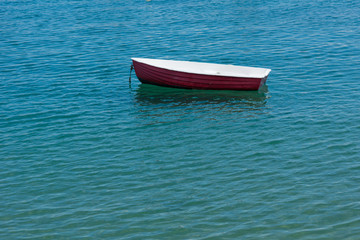 Ein einsames Boot auf dem Meer