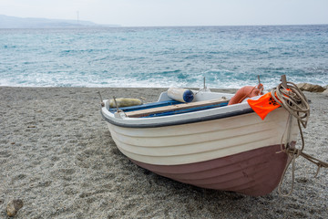 Fischerboot an einem menschenleeren Strand