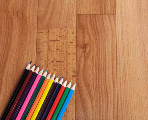 Obraz premium Colored pencils on a wooden board