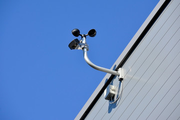 Schalenanemometer an einer Hauswand