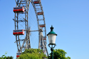 Altmodische Straßenlaterne vor dem Wiener Riesenrad