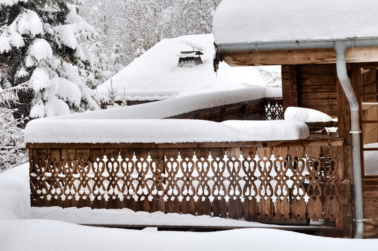 terrasse en bois d'un  chalets recouverte de neige
