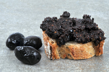 Tartine de tapenade et olives noires