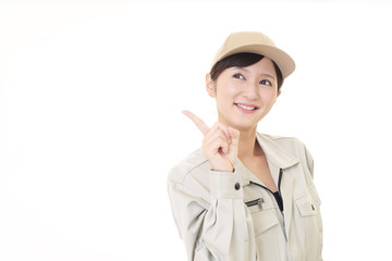 笑顔の女性作業員