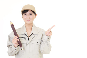笑顔の女性作業員