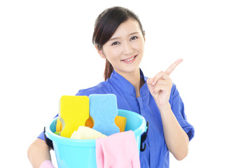 指示する笑顔の女性清掃員