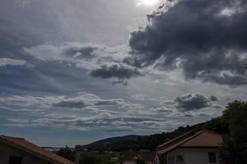 Облачное небо над горой. Фон естественный, текстура, обои