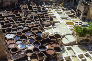 Obraz premium Workers at the Chouwara tannery in Fez, Morocco.