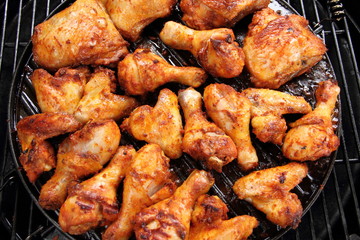 Gebratene Hühnchenkeule auf dem Grill