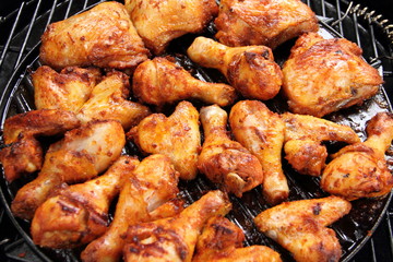 Gebratene Hähnchenflügel auf dem Grill