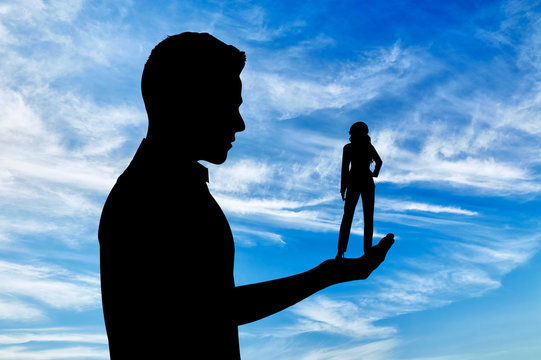 Silhouette of a man holding a small woman.