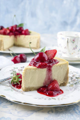 Cheesecake mit frischen Früchten